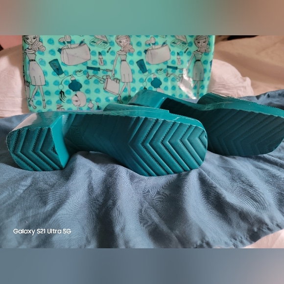 Gucci Double G Rubber Sandals Teal color size 38 (8 US) - Picture 10 of 16